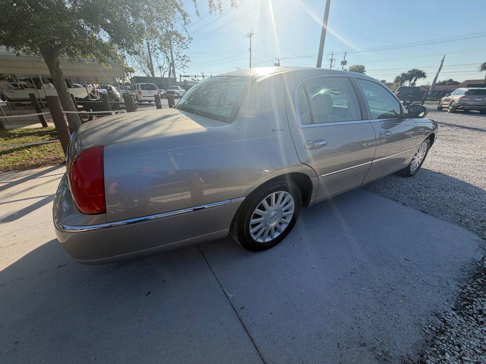 Used 2003 Lincoln Town Car Signature image 6