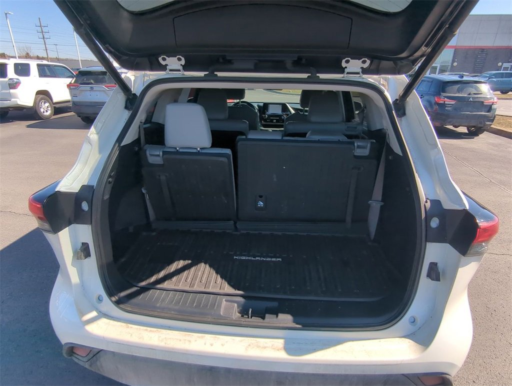 Used 2021 Toyota Highlander XLE image 32