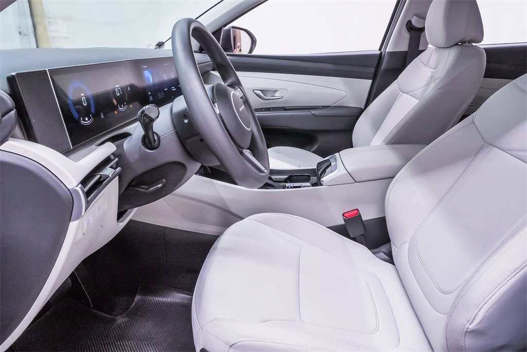 Certified 2025 Hyundai Tucson SE image 9