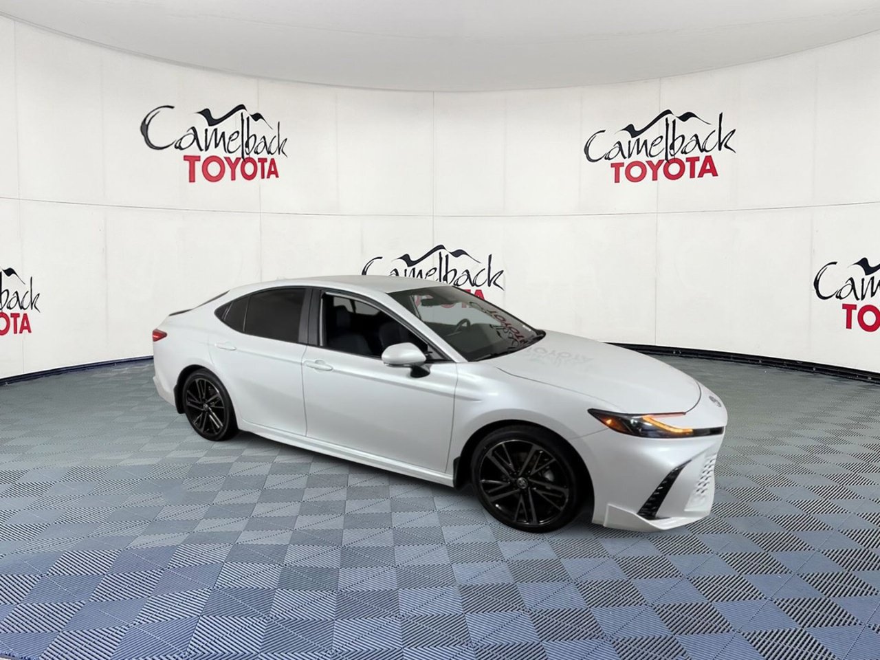 Used 2025 Toyota Camry XSE FWD image 2