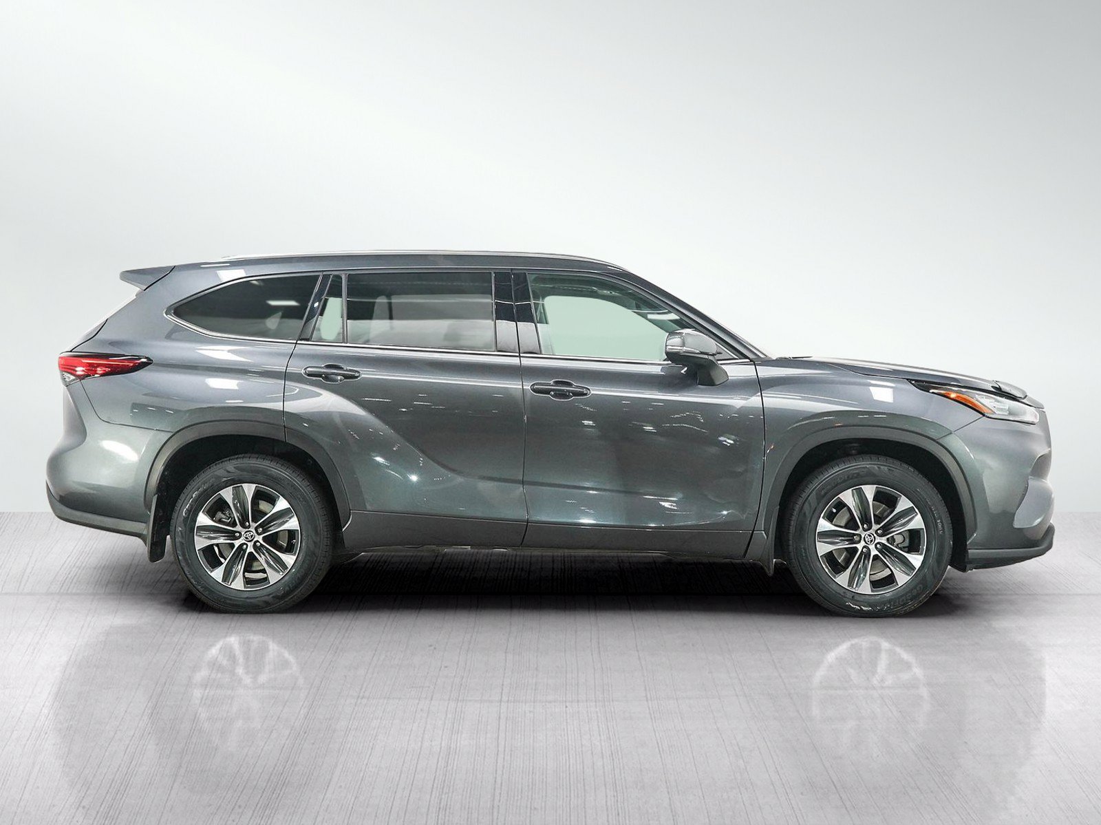 Used 2020 Toyota Highlander XLE AWD/4WD image 6