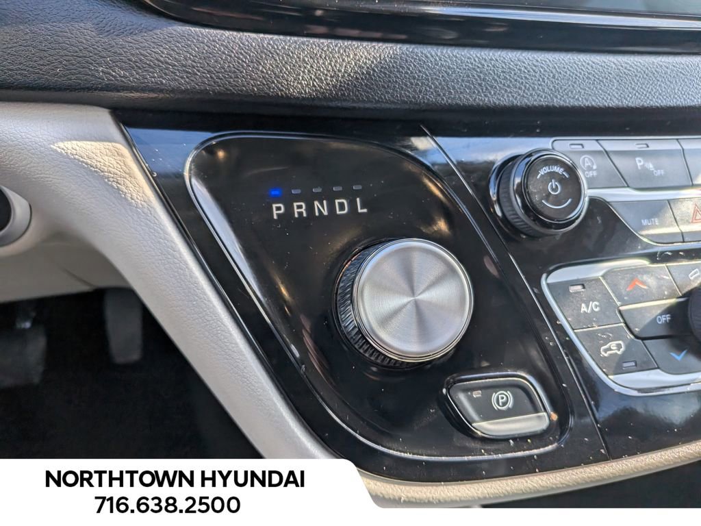 Used 2024 Chrysler Pacifica Touring-L image 15