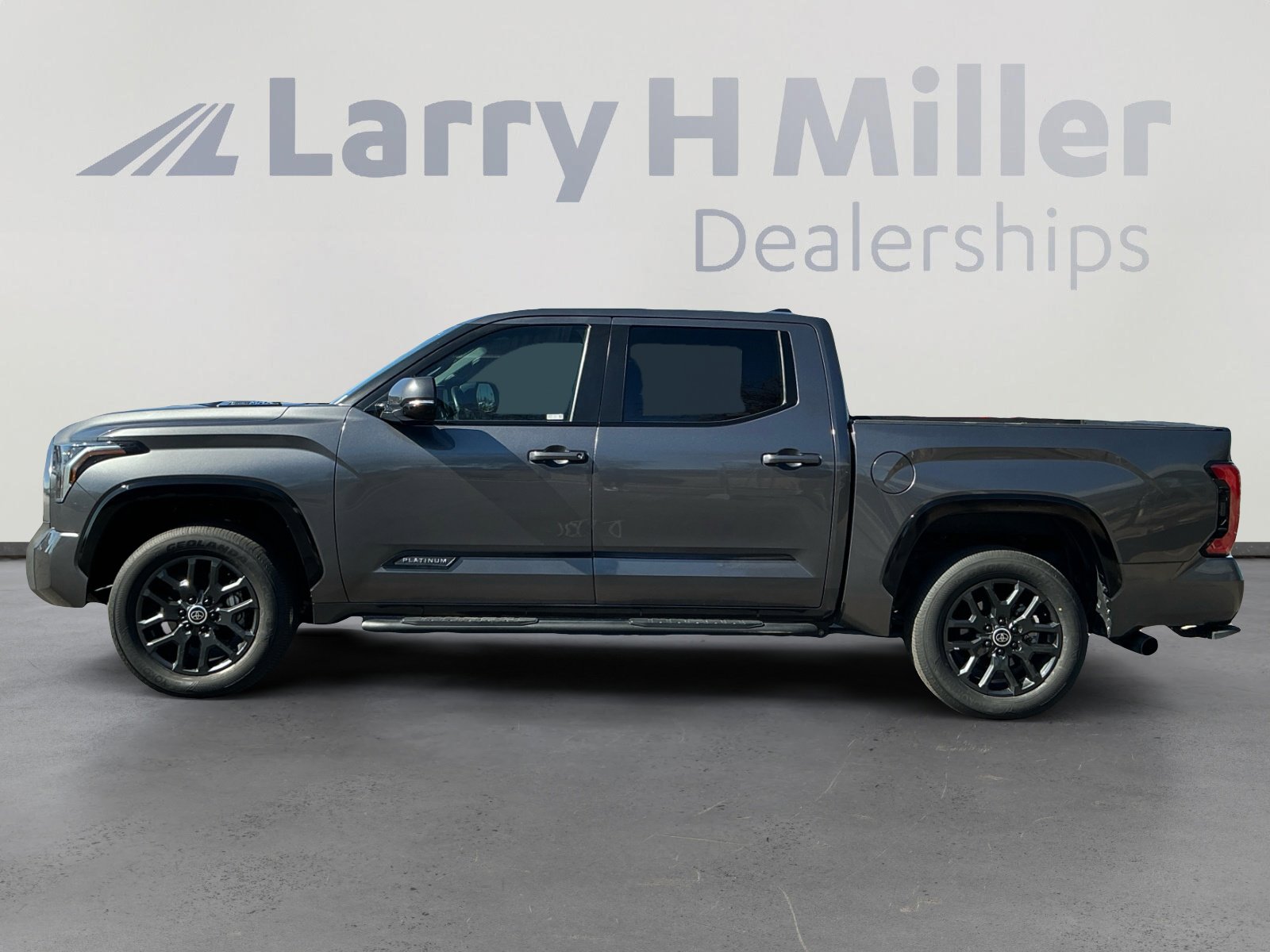 Used 2024 Toyota Tundra Platinum AWD/4WD image 2