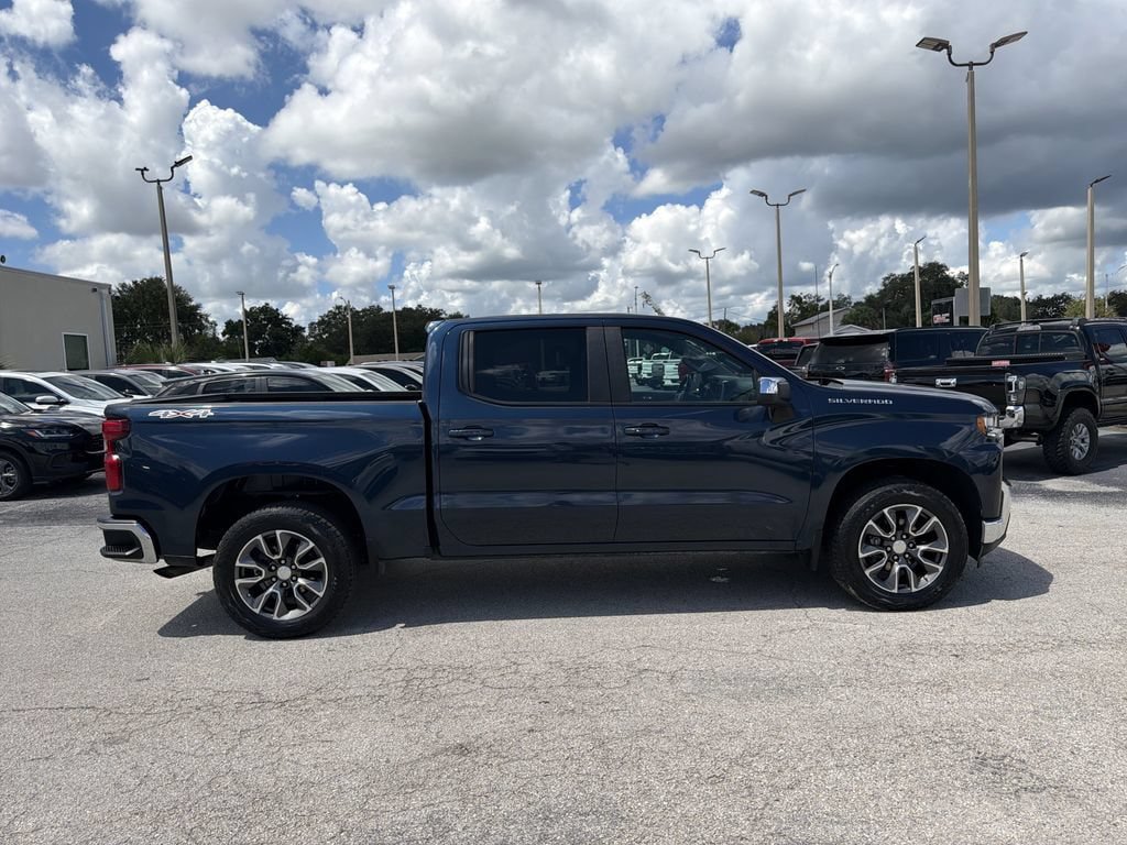 Used 2022 Chevrolet Silverado 1500 LT AWD/4WD image 3