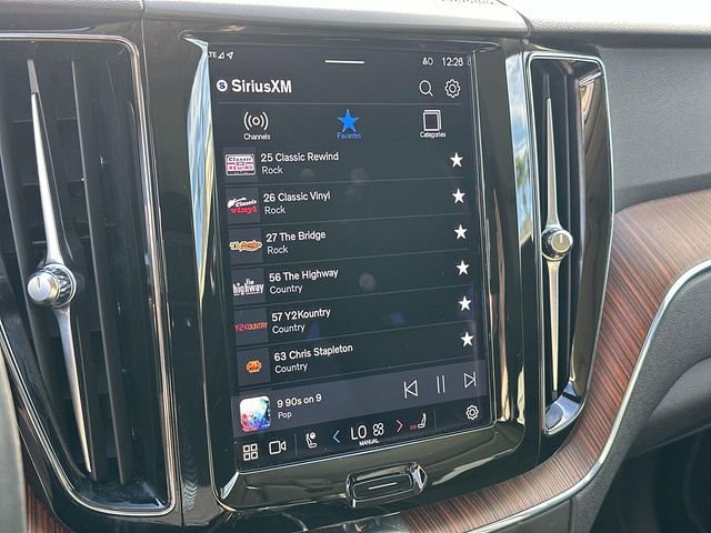 Used 2023 Volvo XC60 B5 Plus image 12