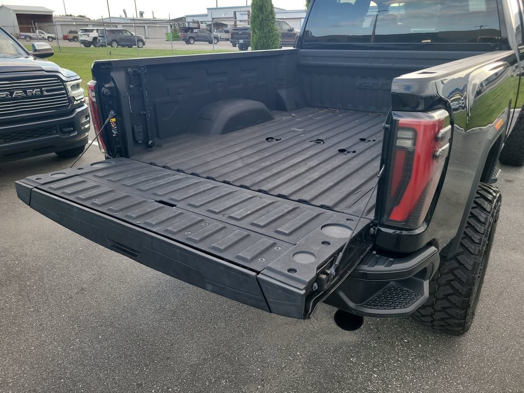 Used 2024 GMC Sierra 2500 AT4 AWD/4WD image 9