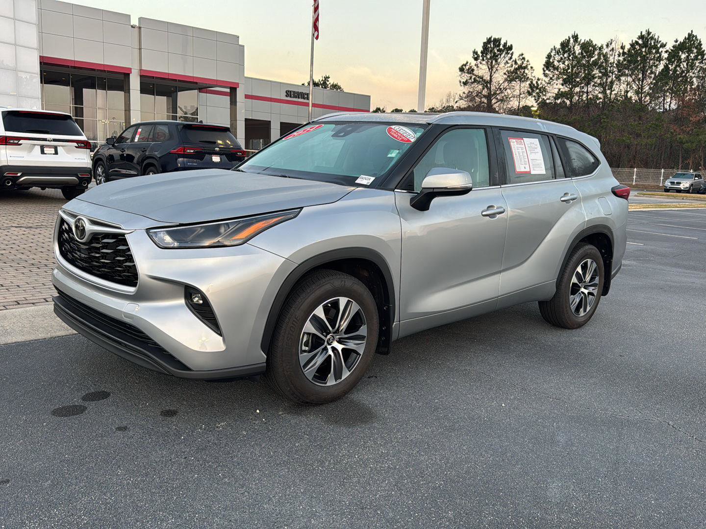 Used 2024 Toyota Highlander XLE image 2