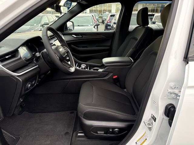 Used 2025 Jeep Grand Cherokee Laredo image 17