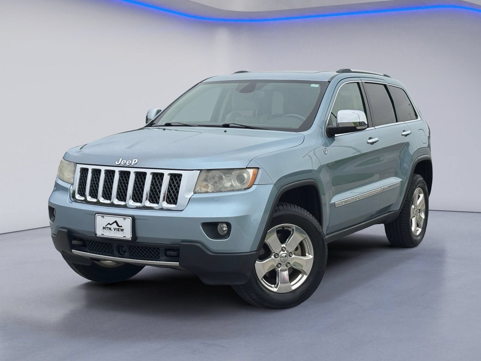 Used 2013 Jeep Grand Cherokee Overland w/ Advance Technology Group AWD/4WD image 2