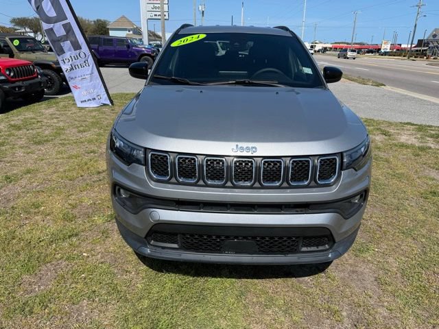 Used 2024 Jeep Compass Latitude w/ Convenience Group AWD/4WD image 2