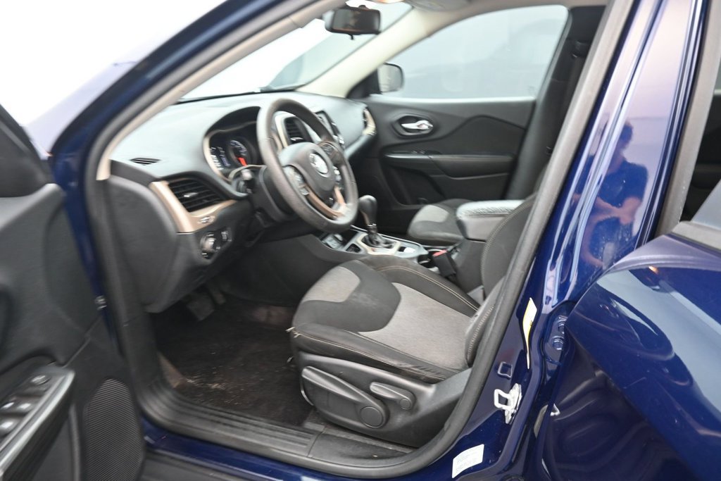 Used 2016 Jeep Cherokee Sport FWD image 13