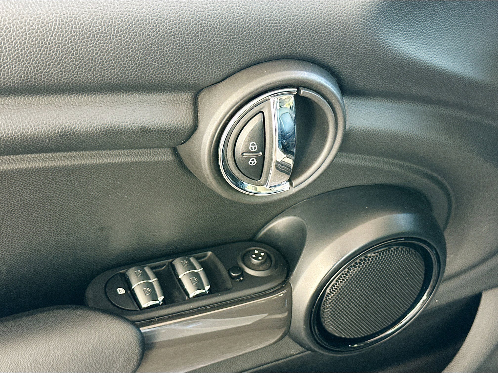 Used 2024 MINI Cooper 4-Door Hardtop image 17