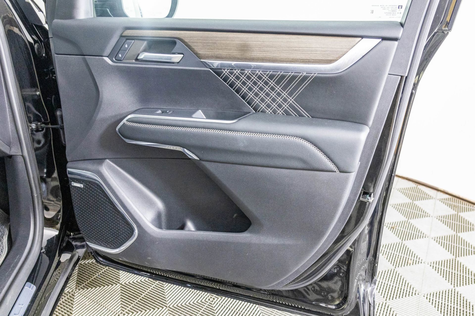 Used 2024 GMC Acadia Denali image 41