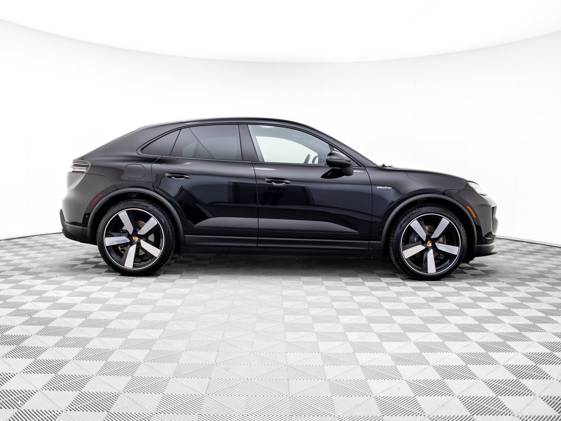 Certified 2025 Porsche Macan 4 Electric image 8