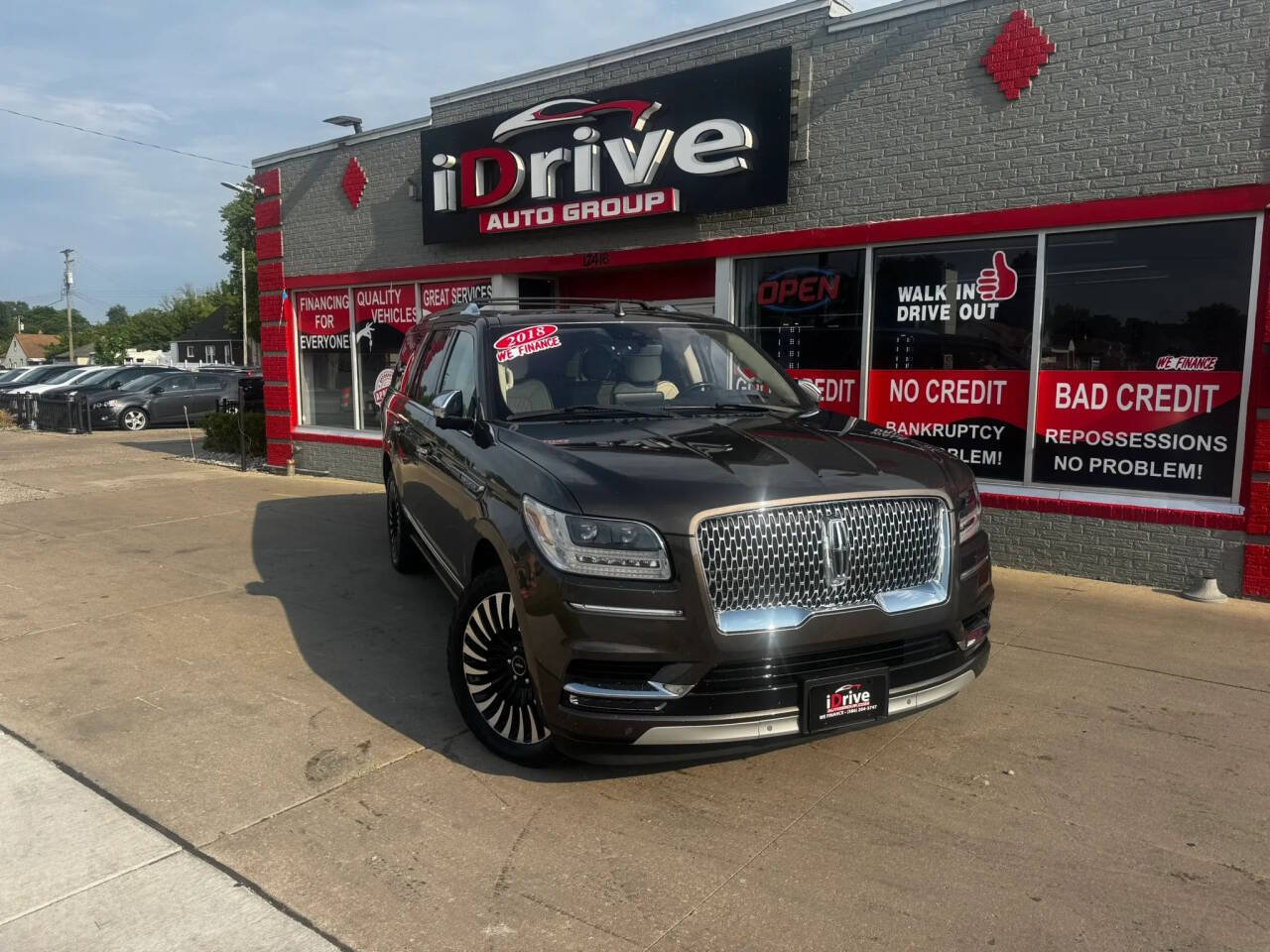 Used 2018 Lincoln Navigator L Black Label w/ Cargo Package AWD/4WD image 2