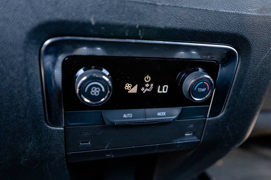 Certified 2025 Chevrolet Suburban LT AWD/4WD image 31