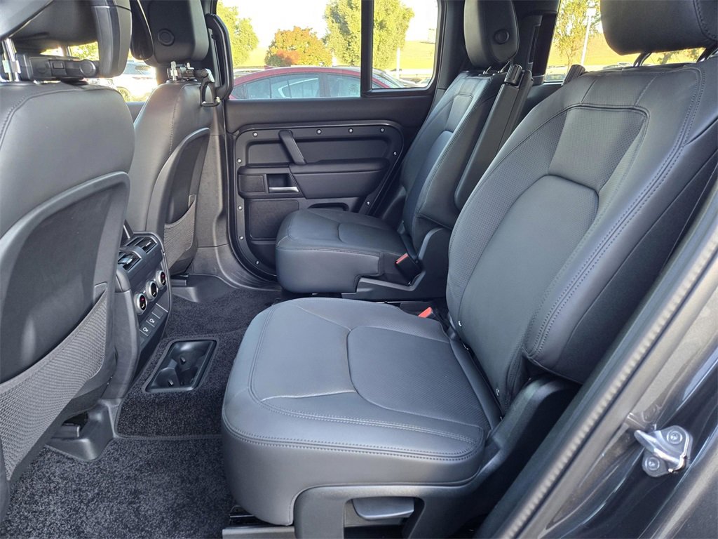 New 2025 Land Rover Defender 130 X-Dynamic SE image 7