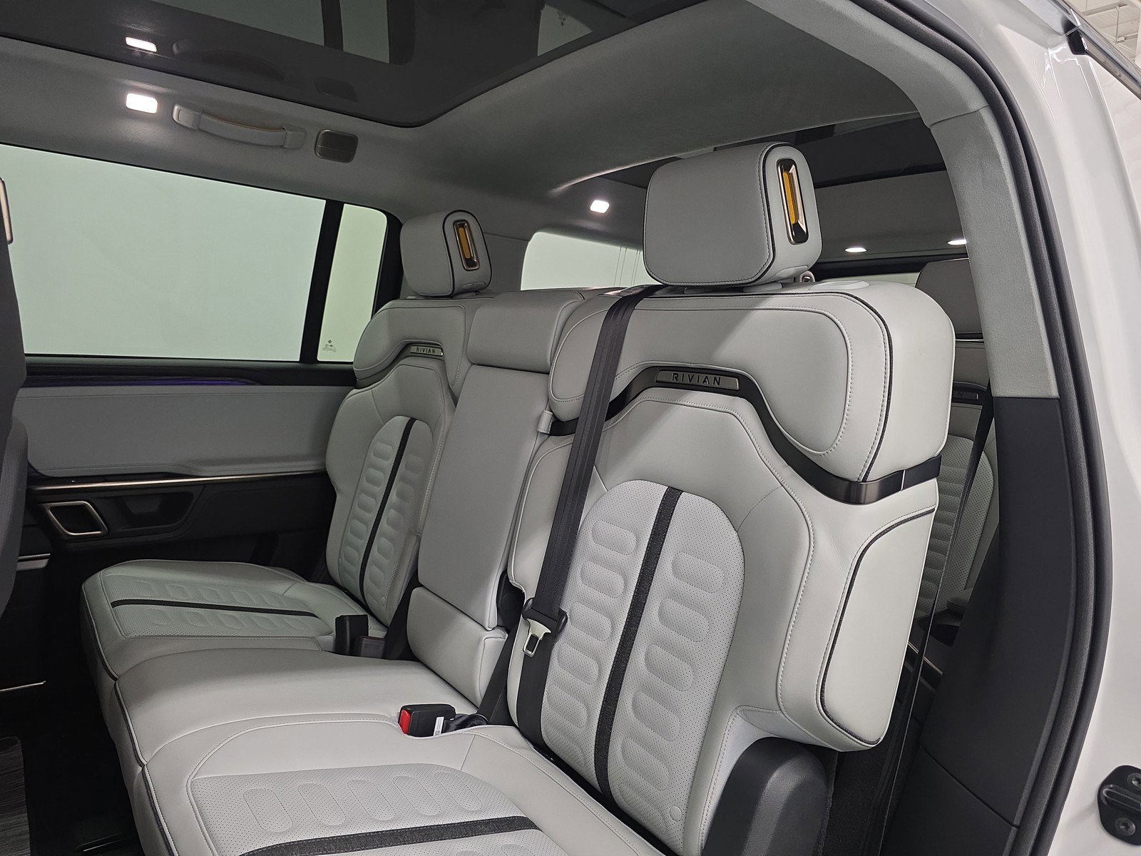 Used 2024 Rivian R1S Adventure image 21