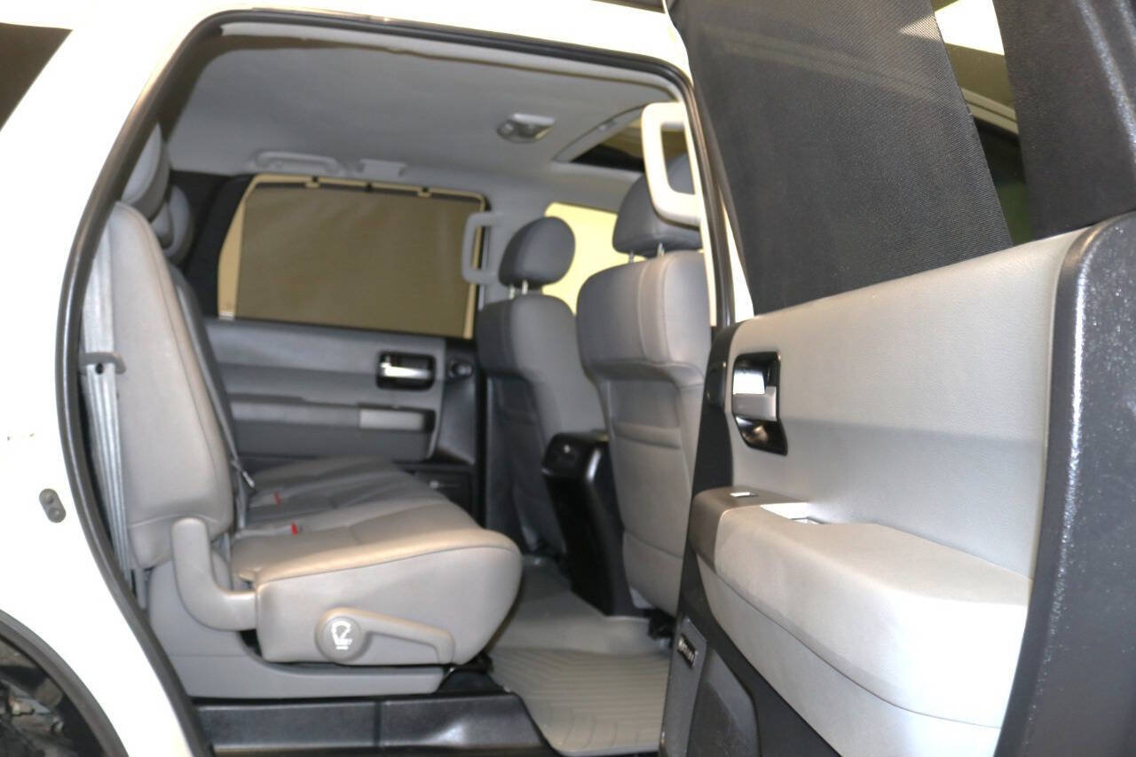 Used 2017 Toyota Sequoia Limited w/ Safety & Convenience Package AWD/4WD image 93