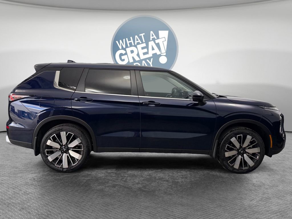 New 2026 Mitsubishi Outlander SE image 2