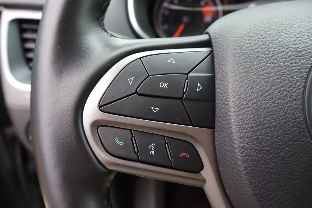 Used 2020 Jeep Cherokee Latitude Plus w/ Cold Weather Group AWD/4WD image 14