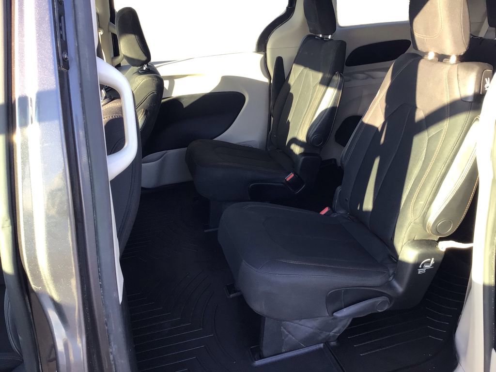 Used 2019 Chrysler Pacifica Touring image 10
