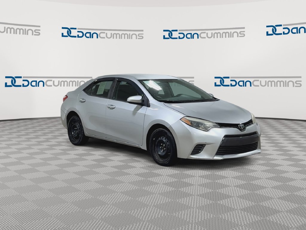 Used 2016 Toyota Corolla LE FWD image 2