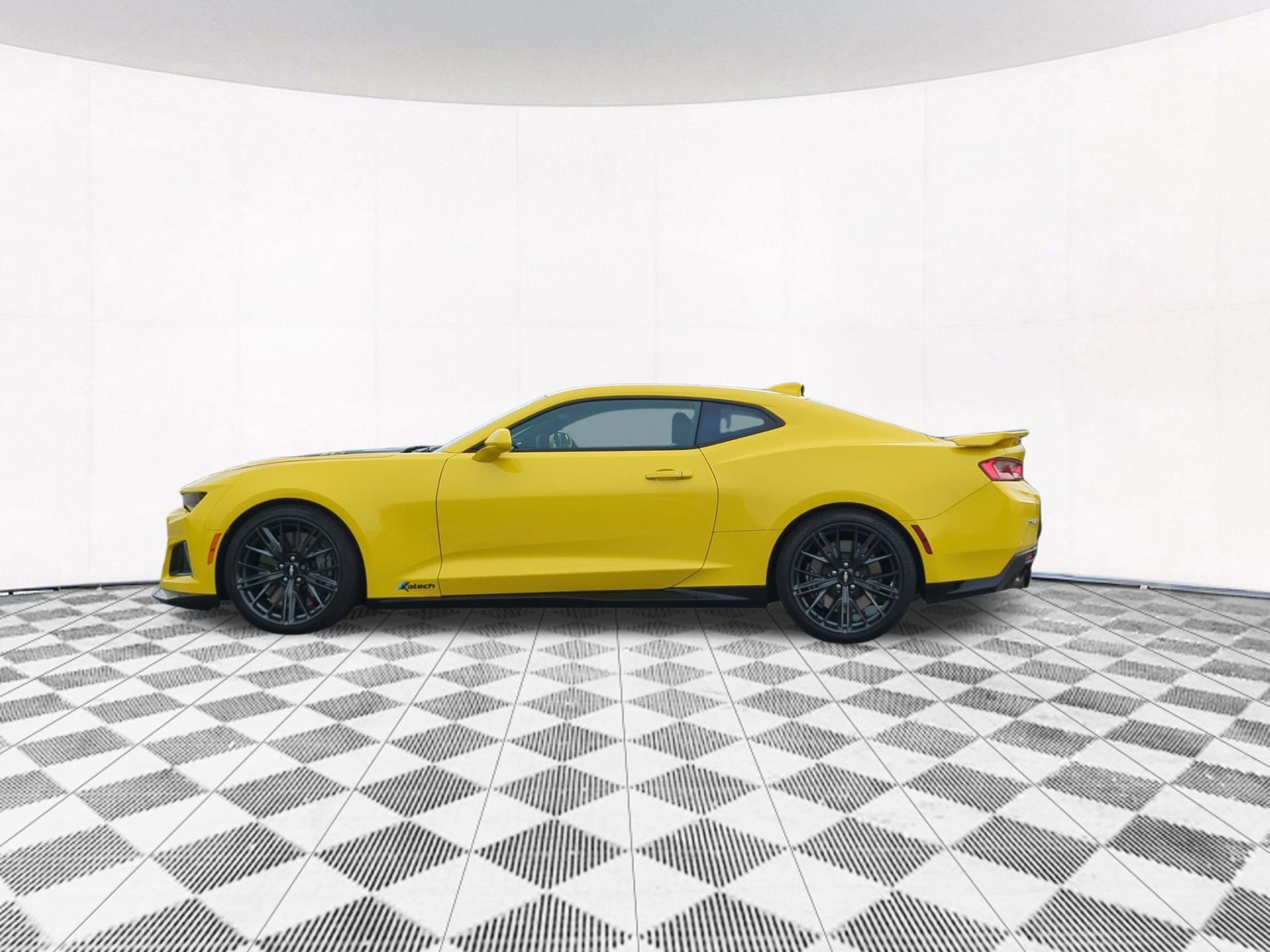 Used 2018 Chevrolet Camaro ZL1 RWD image 5