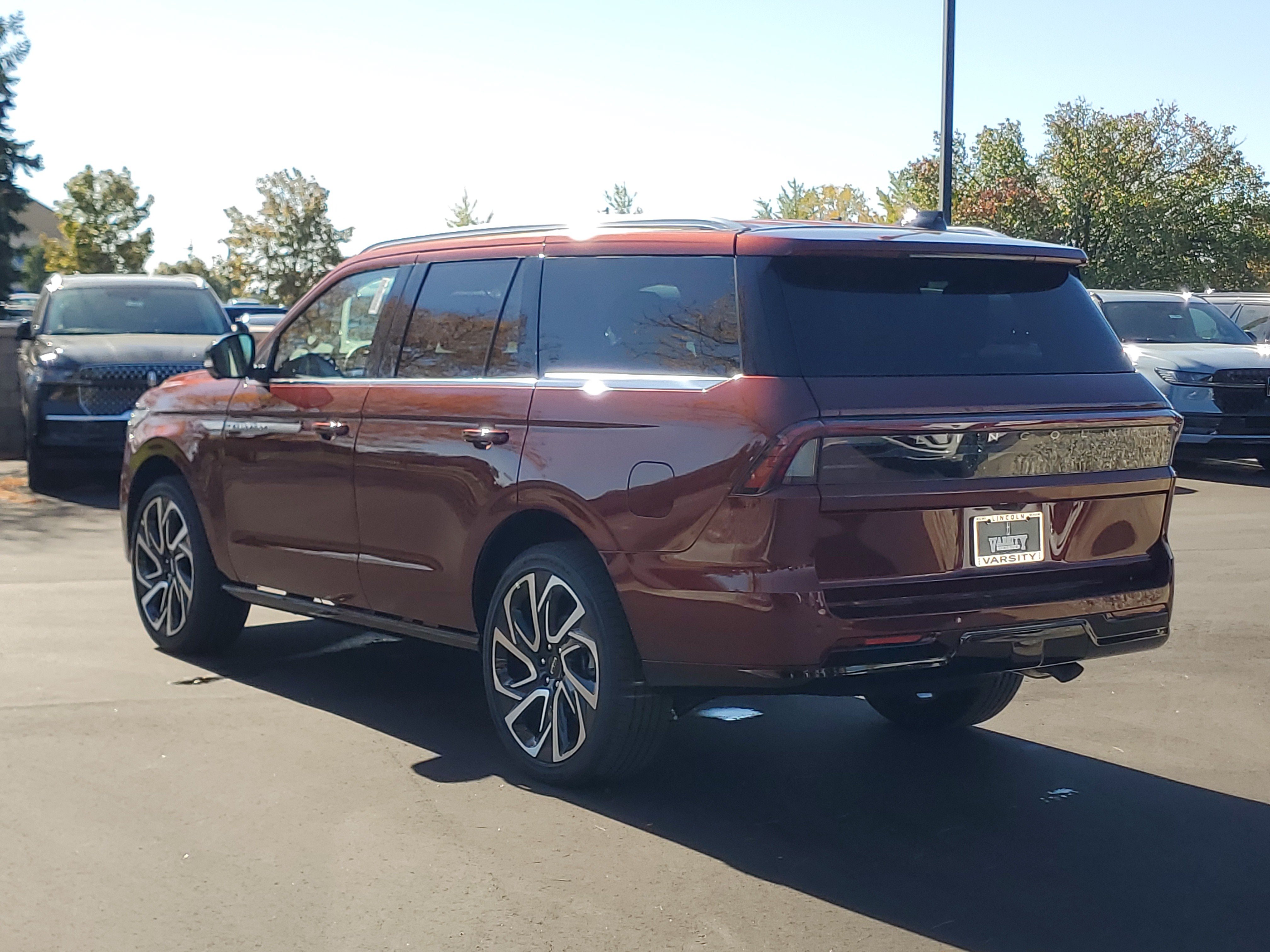 New 2027 Lincoln Navigator Reserve AWD/4WD image 3