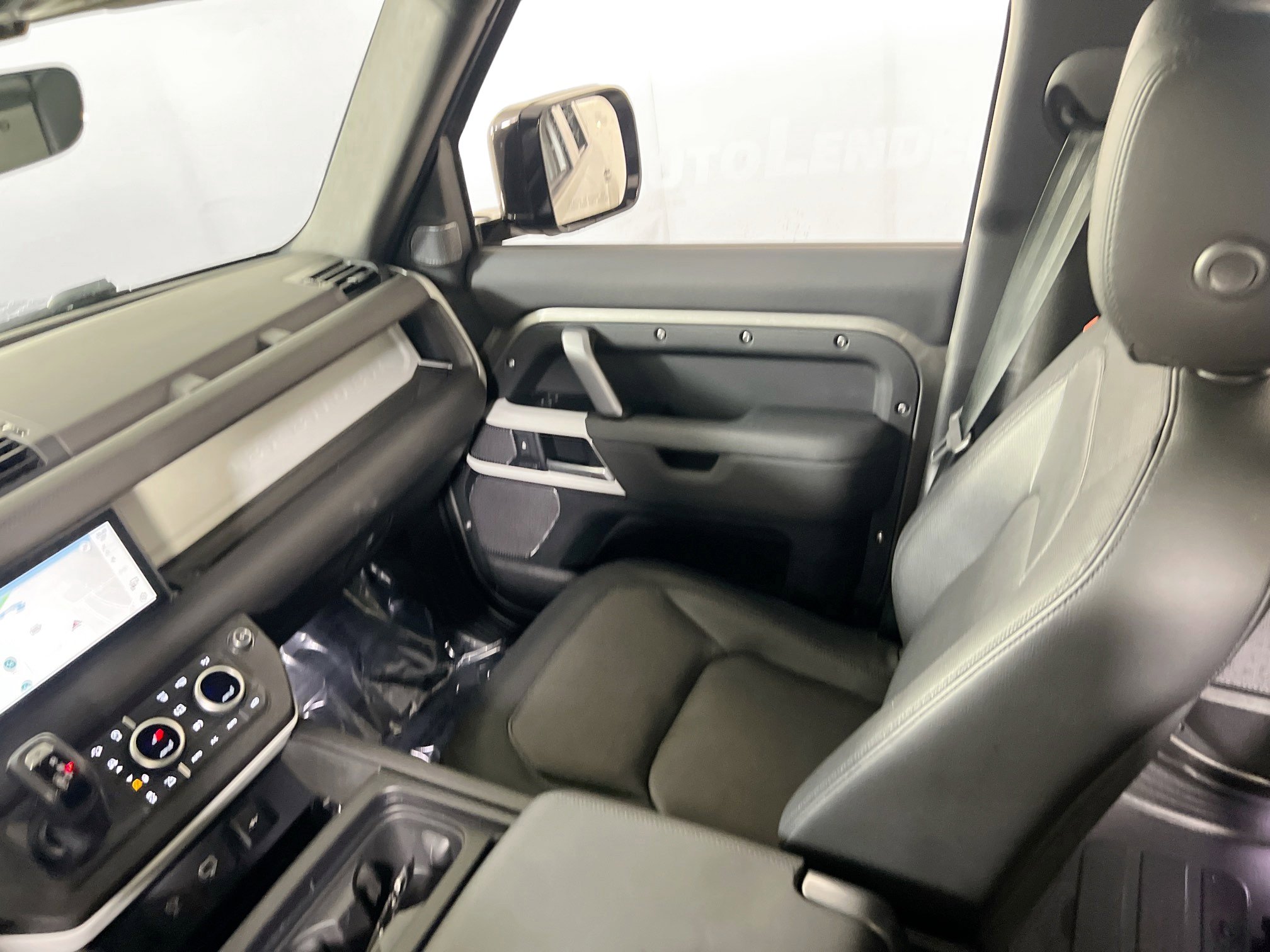 Used 2024 Land Rover Defender 110 X-Dynamic SE image 25