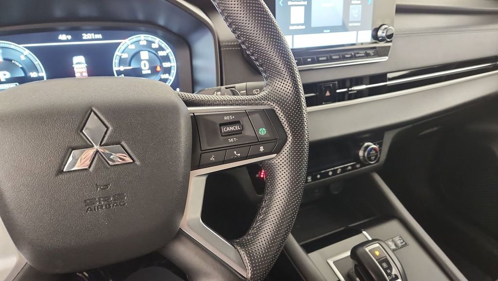 Used 2024 Mitsubishi Outlander SE image 17