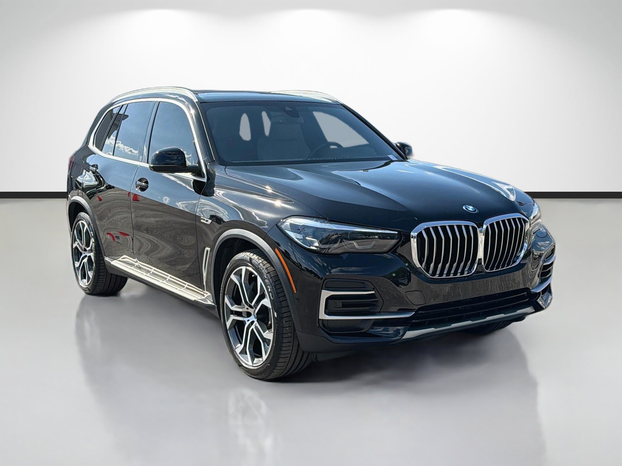 Used 2023 BMW X5 xDrive45e w/ Parking Assistance Package AWD/4WD image 1