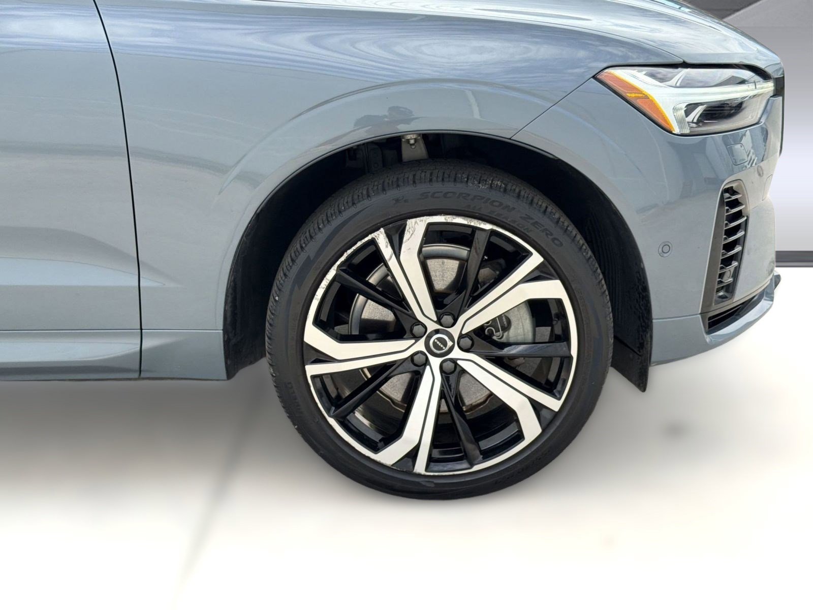 Used 2022 Volvo XC60 T8 R-Design w/ Advanced Package image 12