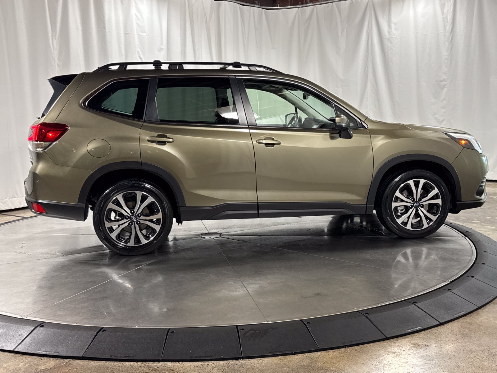 Used 2024 Subaru Forester Limited w/ Convenience Package AWD/4WD image 6