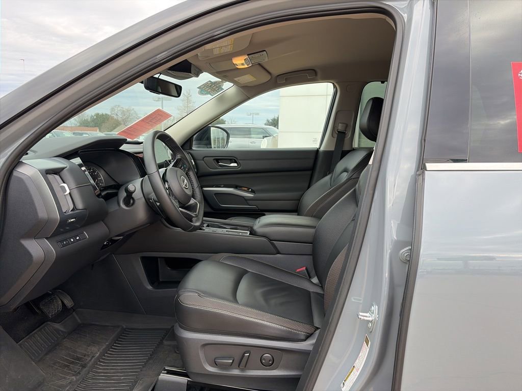 Used 2025 Nissan Pathfinder SL w/ Black Appearance Package image 7