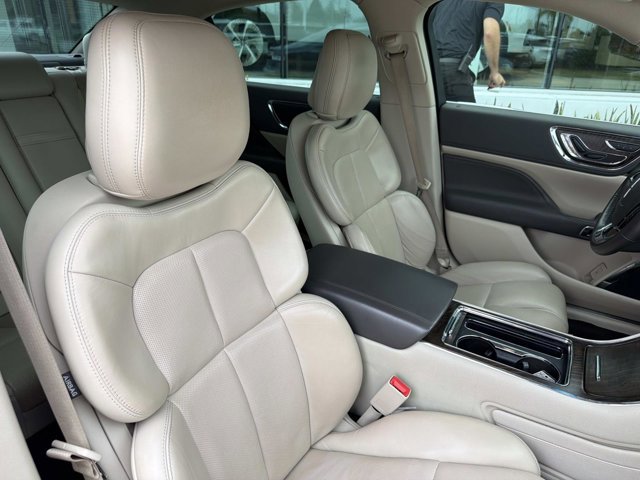 Used 2020 Lincoln Continental w/ Premium Package FWD image 21