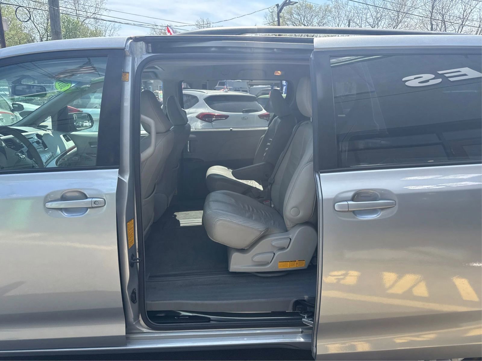 Used 2011 Toyota Sienna XLE FWD image 10