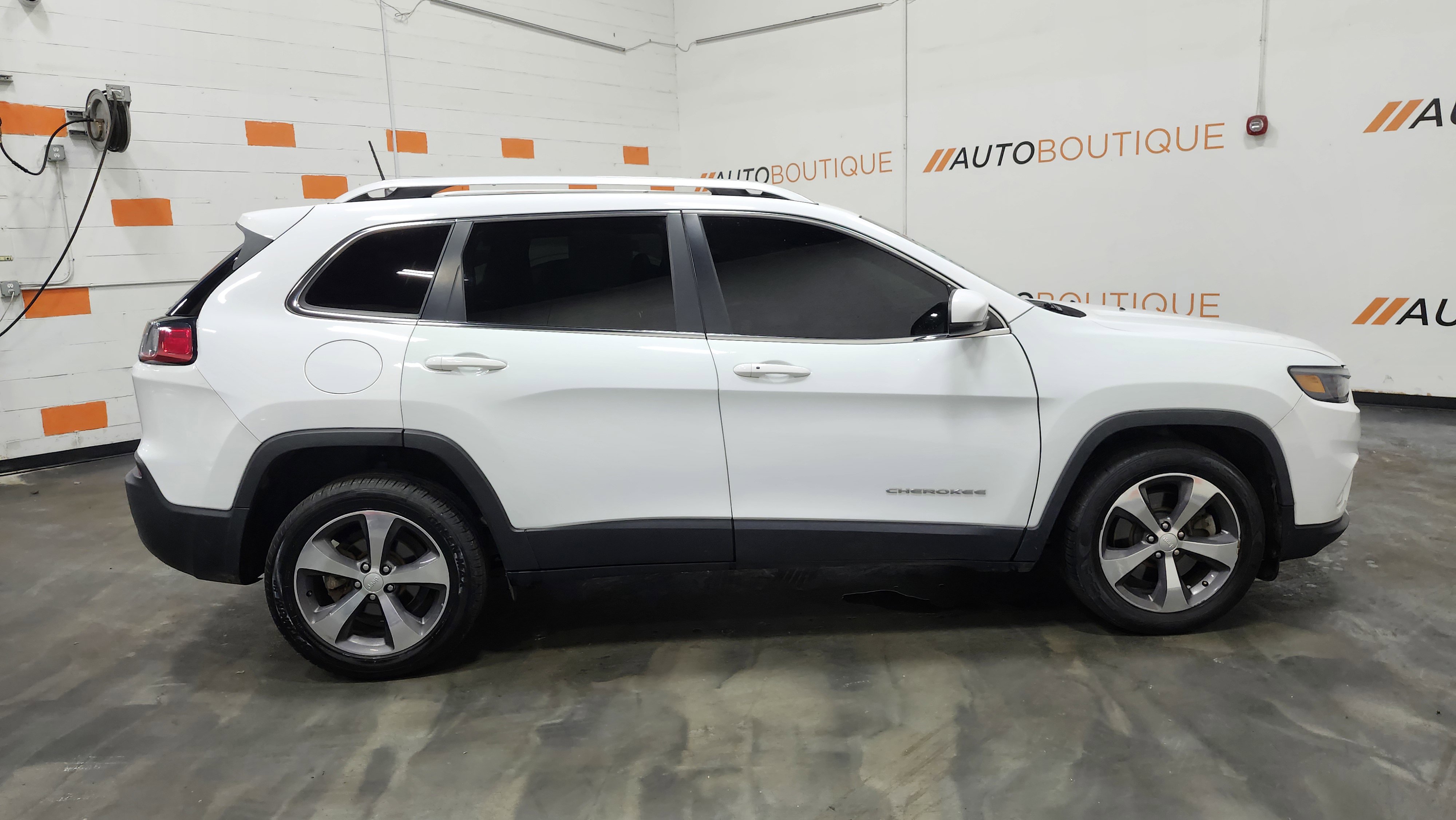 Used 2020 Jeep Cherokee Limited image 18