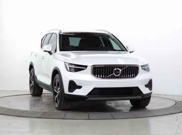 Certified 2025 Volvo XC40 B5 Core video 1