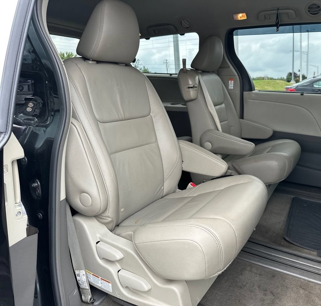 Used 2017 Toyota Sienna XLE w/ XLE Navigation Package FWD image 12