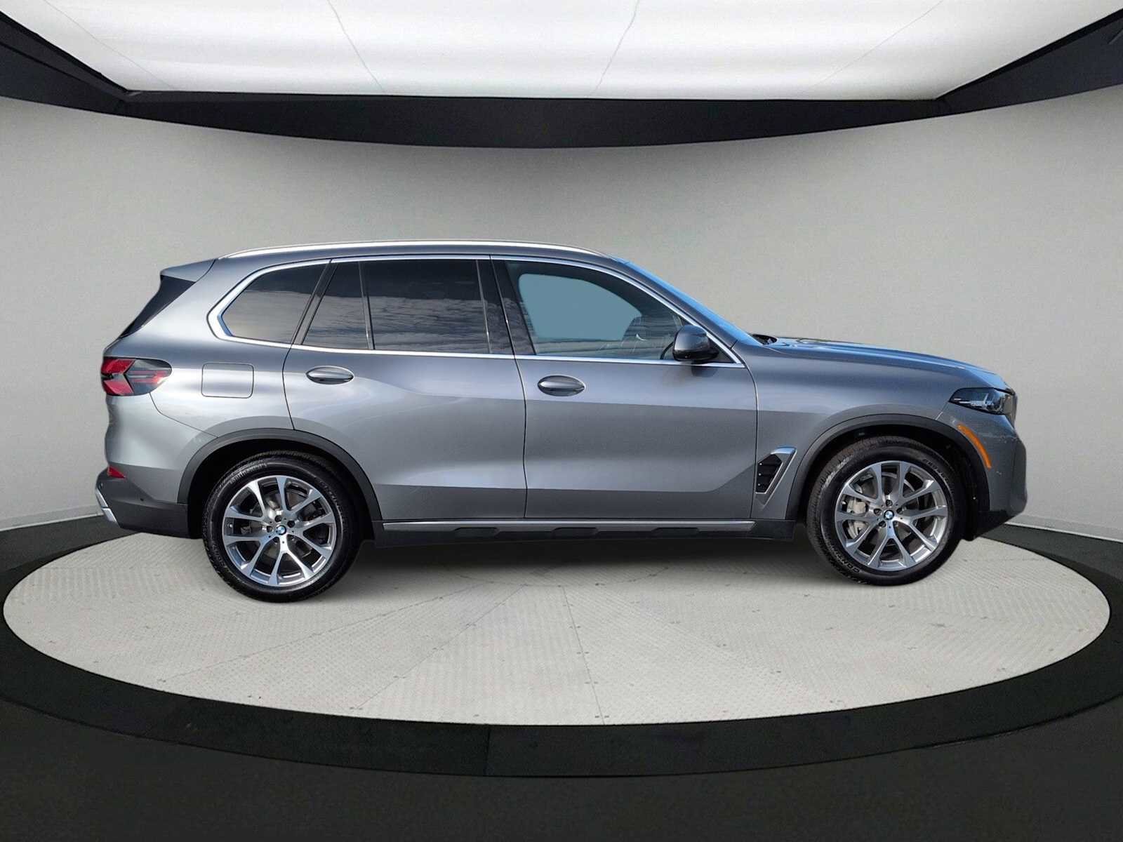 Used 2024 BMW X5 xDrive40i w/ Parking Assistance Package image 9