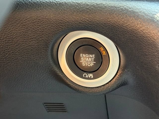 Used 2025 Chrysler Pacifica Select FWD image 19