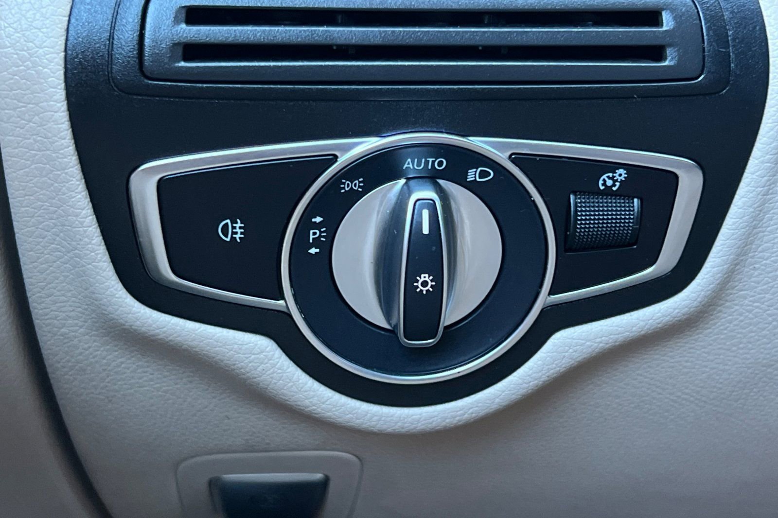 Used 2021 Mercedes-Benz GLC 300 4MATIC w/ Premium Package image 32