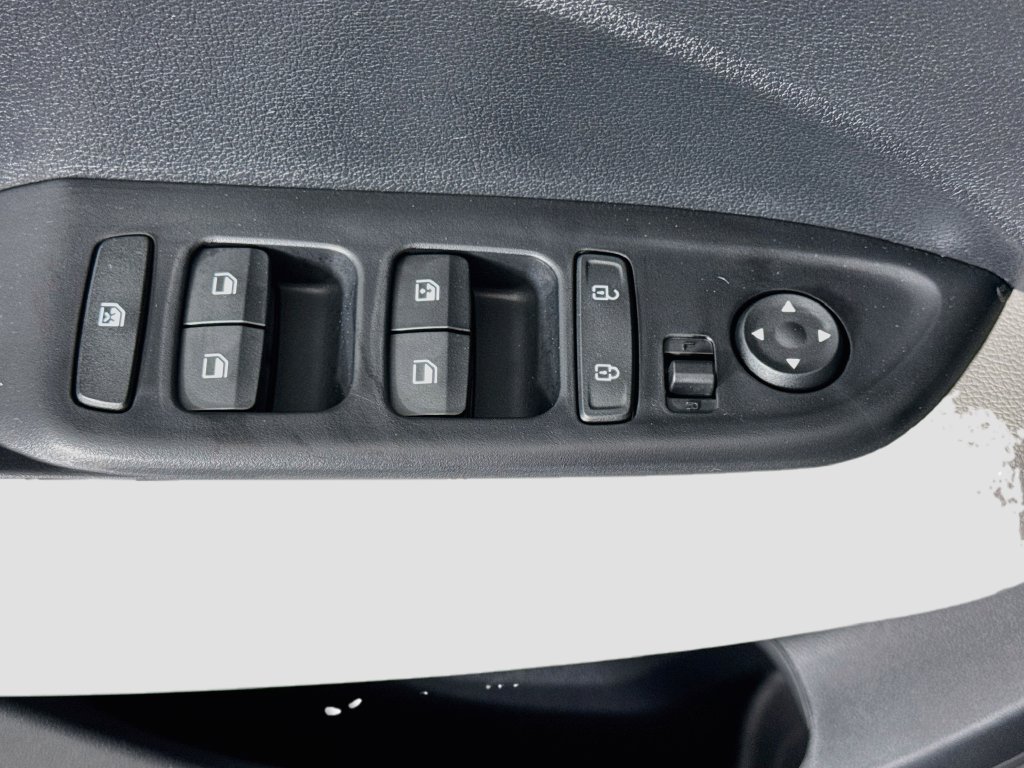 Used 2025 Hyundai Venue SEL FWD image 14