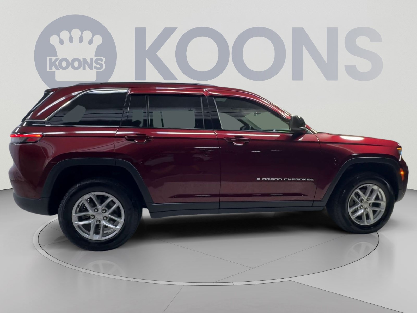 Used 2025 Jeep Grand Cherokee Laredo AWD/4WD image 12