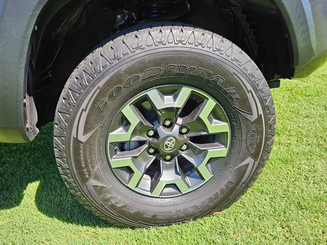 Used 2020 Toyota Tacoma TRD Off-Road w/ Technology Package image 16