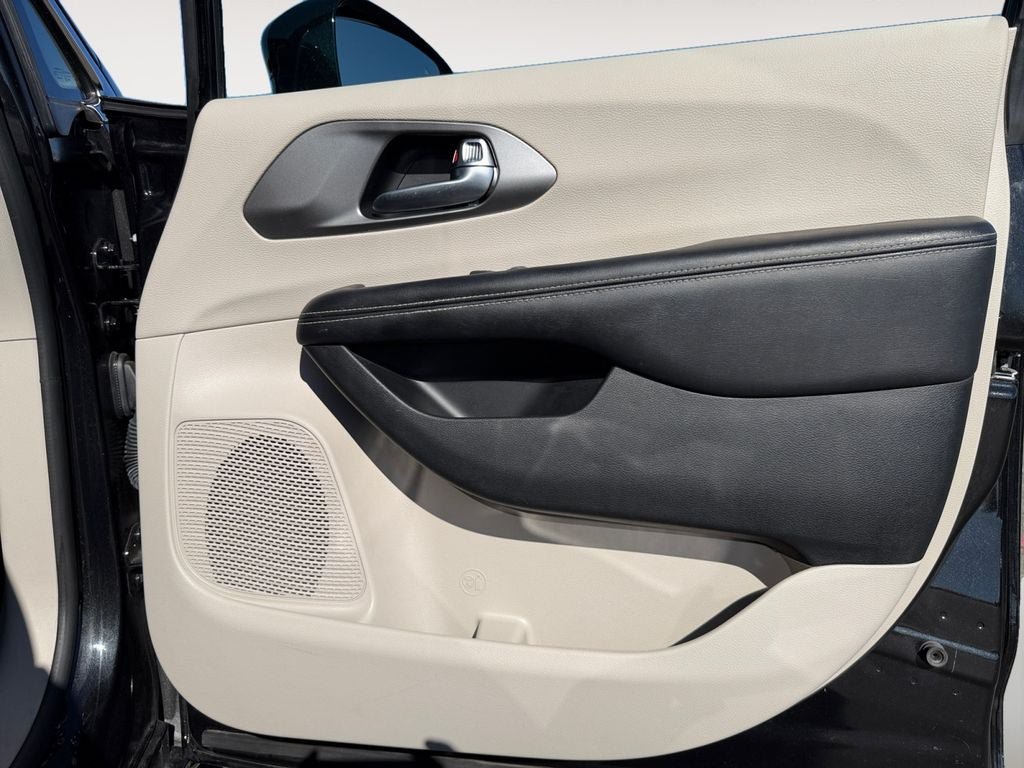 Used 2022 Chrysler Pacifica Touring-L FWD image 25