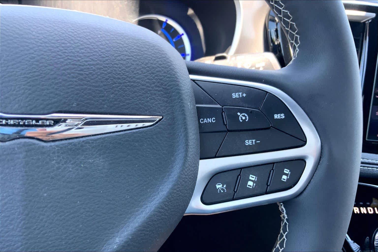 Used 2025 Chrysler Pacifica Select FWD image 25