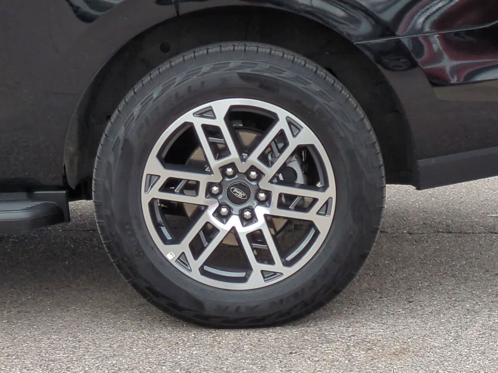 Used 2025 Ford Expedition Active AWD/4WD image 14