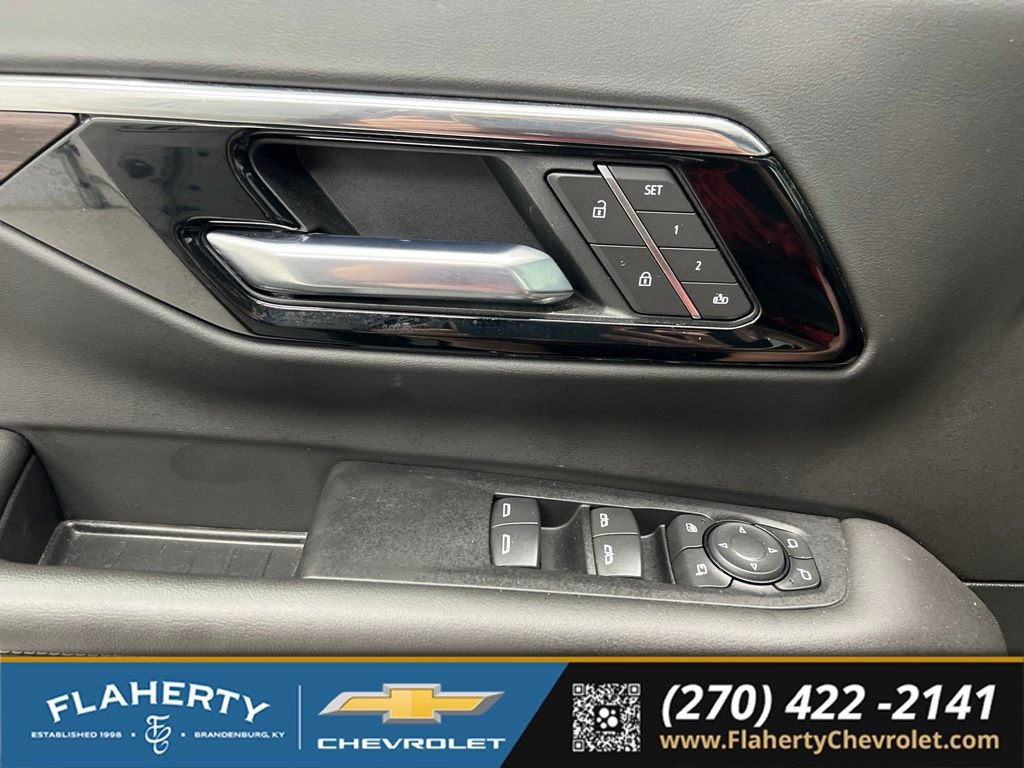 Used 2025 Chevrolet Suburban Z71 w/ Comfort Package AWD/4WD image 23